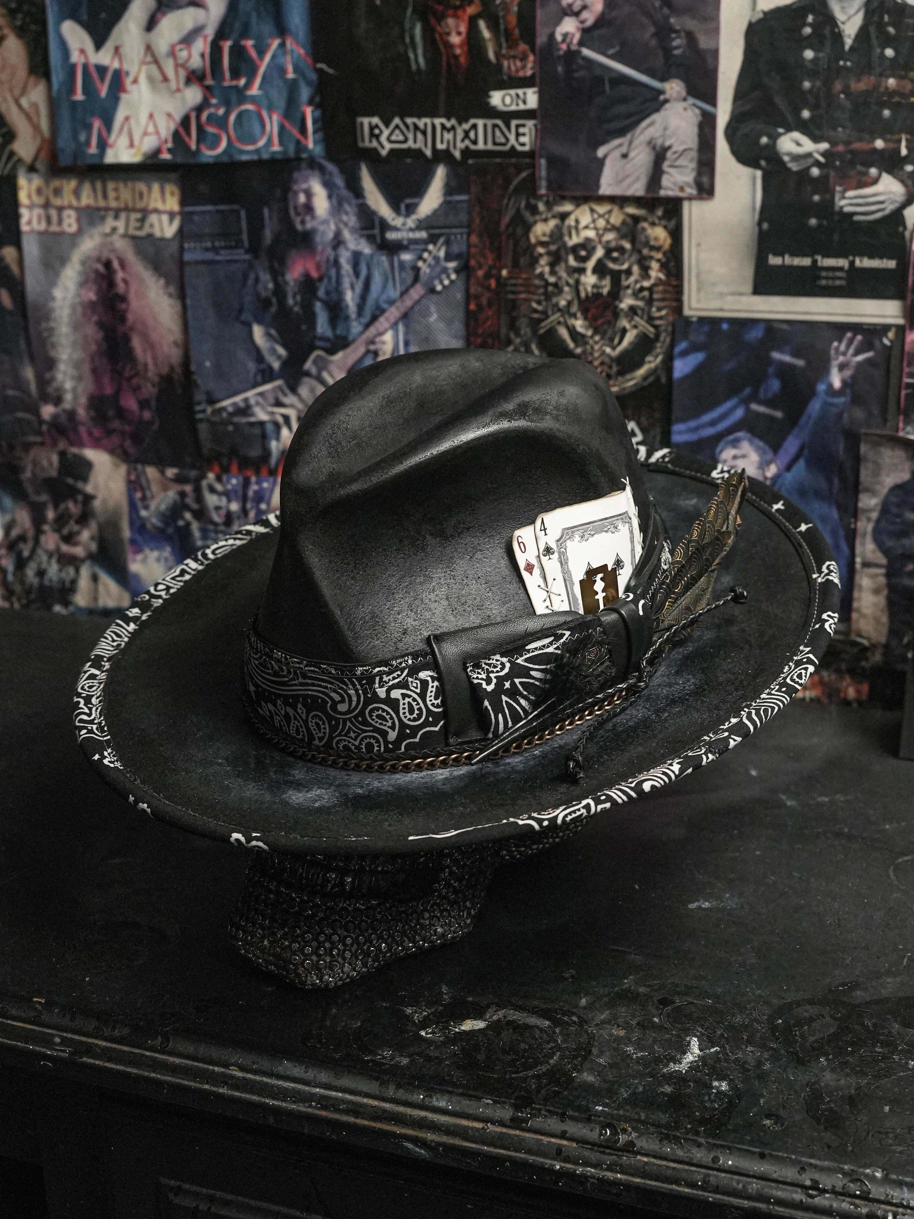LIVIN´ ON THE EDGE - Blade Hats