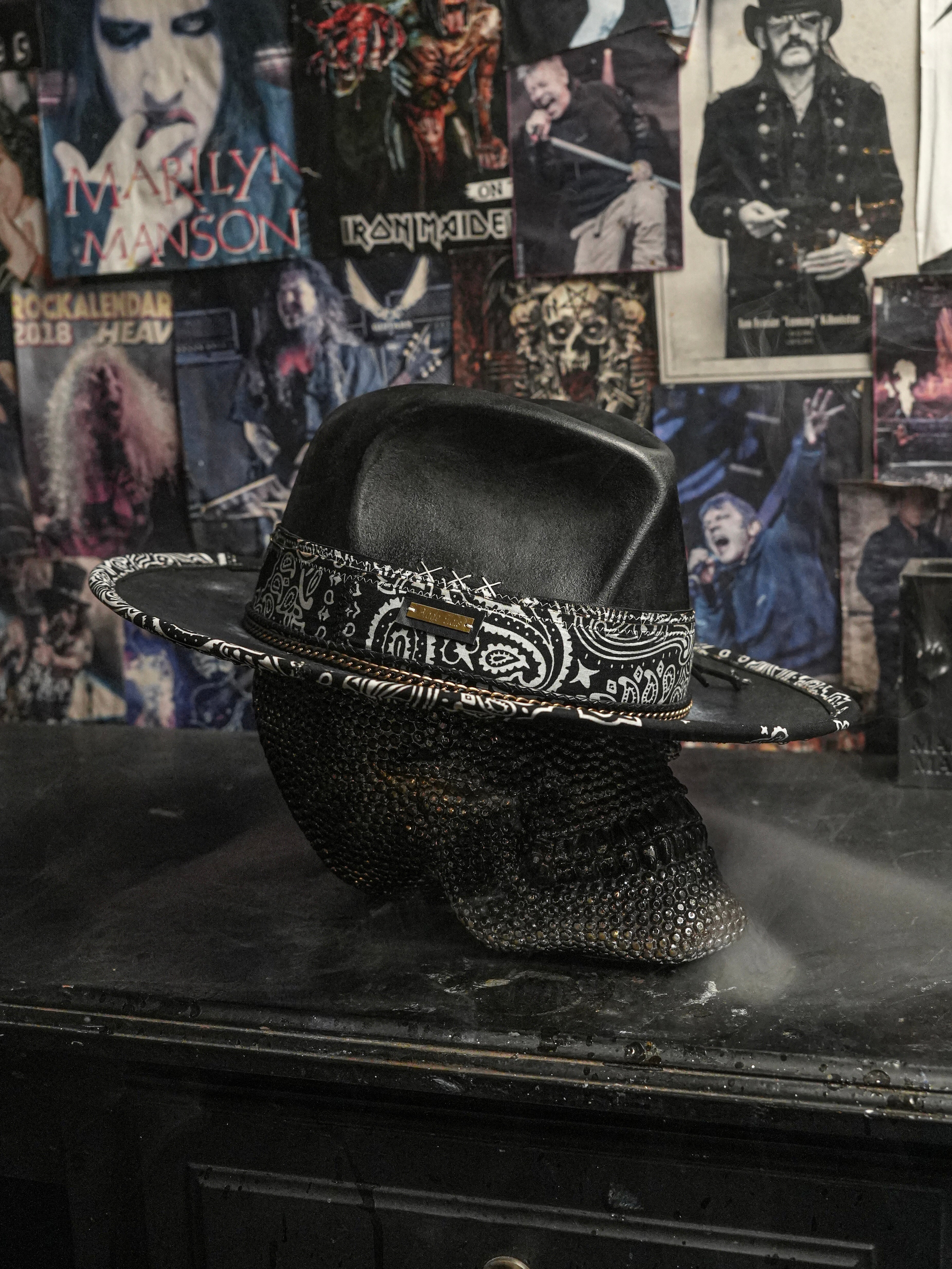 LIVIN´ ON THE EDGE - Blade Hats