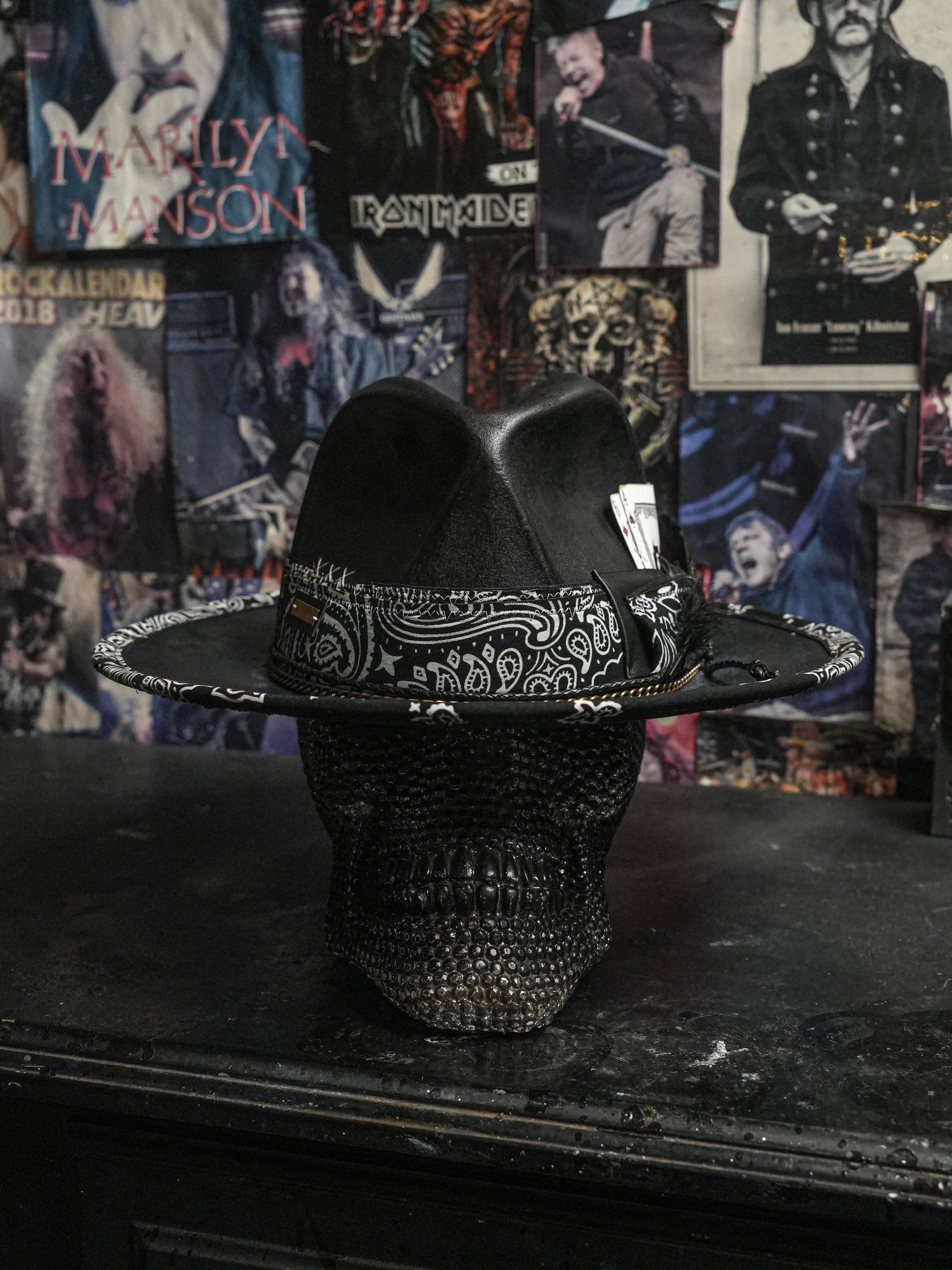 LIVIN´ ON THE EDGE - Blade Hats